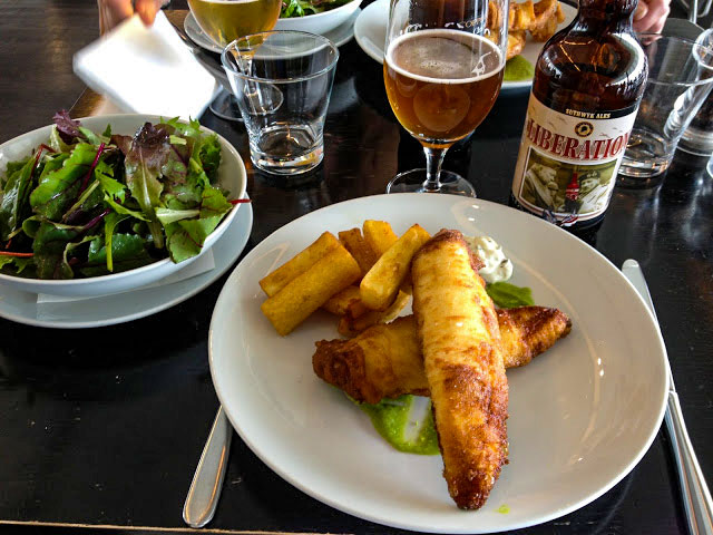 L'assiette complète avec la salade du Fish'n Chips au TATE Modern de Londres