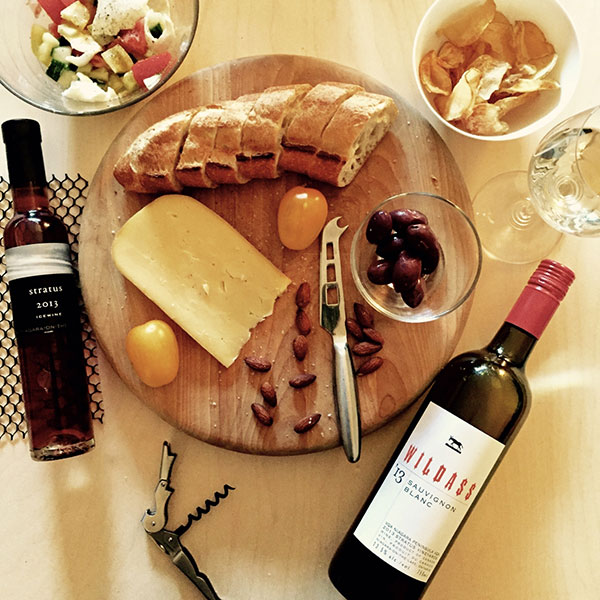 Stratus-Vineyards---Wine-and-cheese