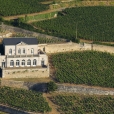 Vignoble de la Cote de Nuits, vue sur le Chateau Gris sur le village de Nuits-Saint-Georges.