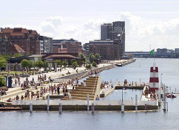Copenhague-Islands-Brygge-harbour-bain-été