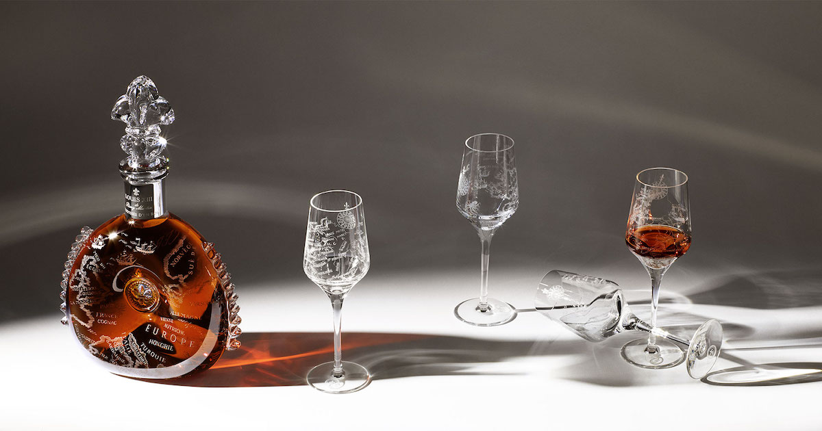 louis-xiii-cognac-served-in-glasses-sliver-tray-lodyssee-dun-roi