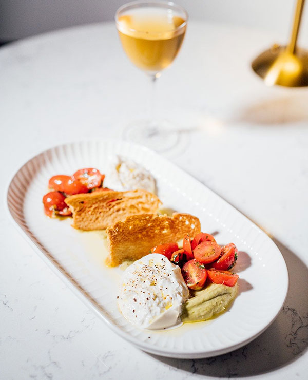 Le classique Burrata et tomates et un essentiel de l'Apéritivo italien