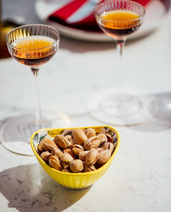 La simplicité d'un plat de pistaches et un délicieux cocktail