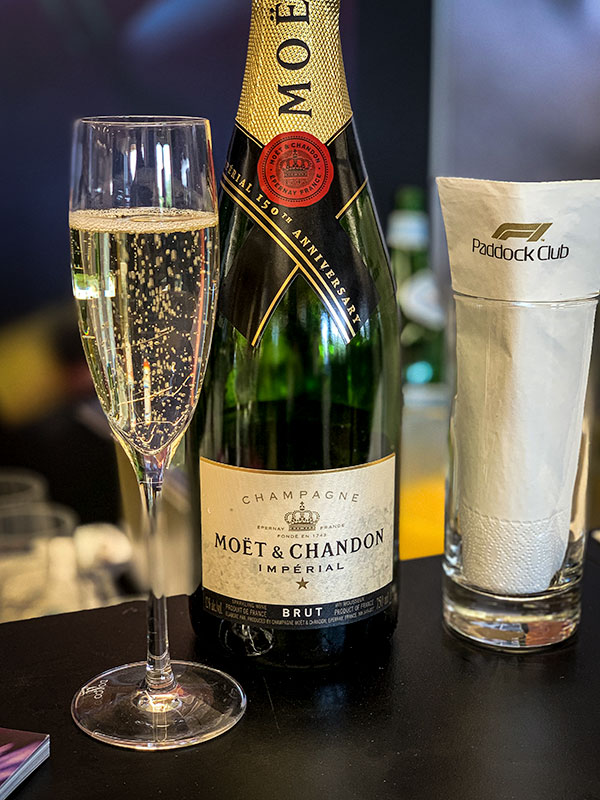 Un verre de Moët & Chandon, commanditaire de la Formule 1 pour 2025, pour débuter ?