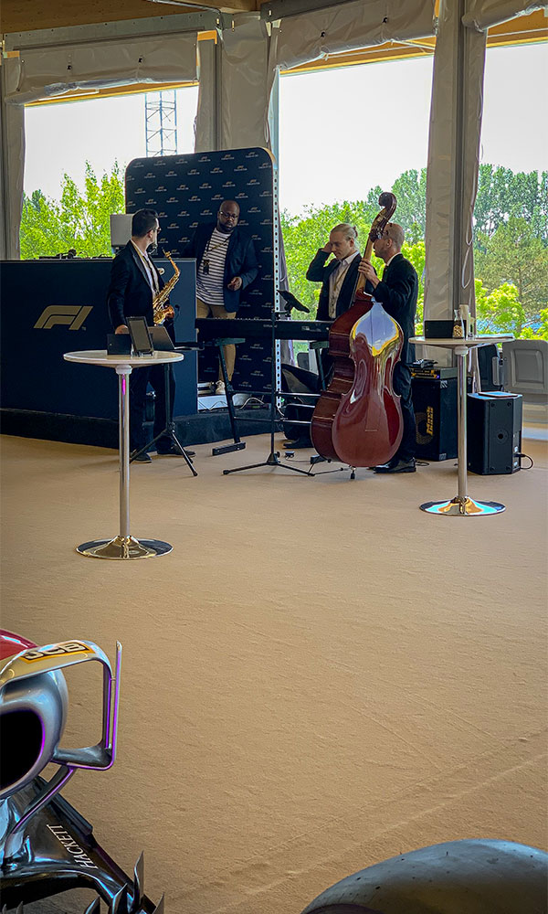 Des ambiances musicales variées vous attendent dans le F1 Paddock Club