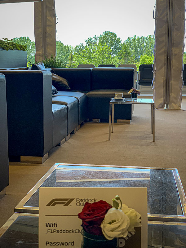 L'espace salon dans le F1 Paddock Club