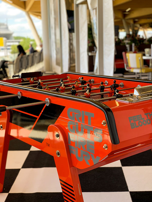 Une partie de soccer sur table en attendant le début de la course ?