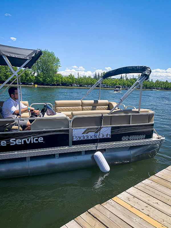 Une navette fluviale vous transporte vers le F1 Paddock Club