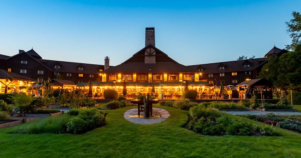 Fairmont-Le-Chateau-Montebello----Couverture