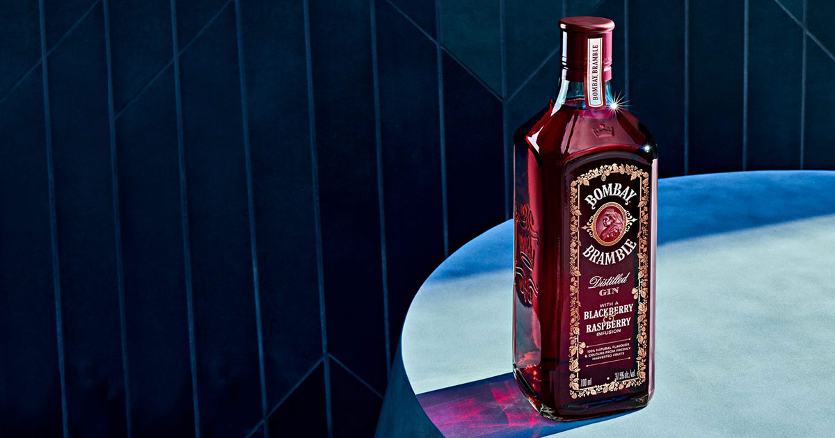 Bombay bramble. Бомбей Брамбл. Бомбей сапфир Брамбл. Bombay Sapphire Raspberry. Джин Нидл Блэк.