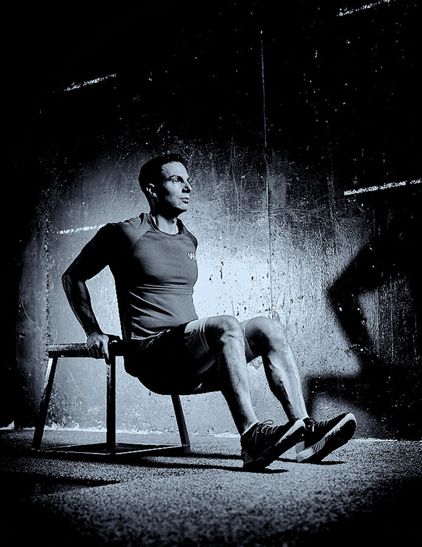 Poussée des mains sur banc avec pieds au sol par Dino Masson de YUL Fitness Photo: Louis Prud'homme - S'entraîner comme Bond