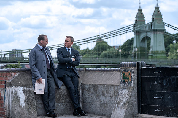 James-Bond-et-Garret-Mallory---Londres---Costume-Tom-Ford-Bleu---Mourir-peut-attendre