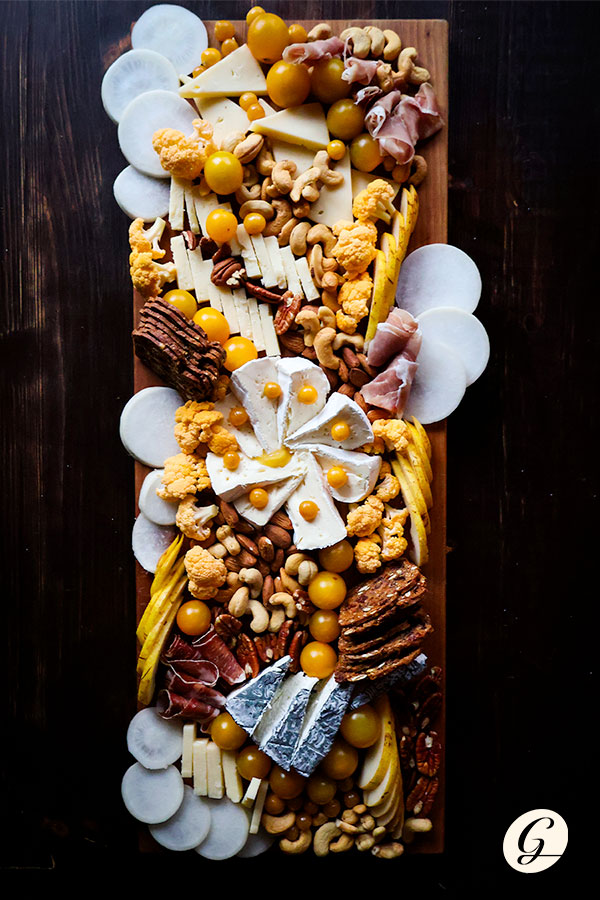 Un immense plateau de charcuterie et de fromage parfait pour cette saison automnale