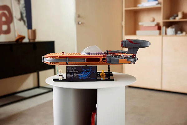 Luke-Skywalker's-LEGO-Landspeeder---Table
