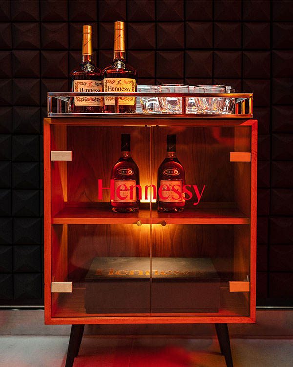 Hennessy-Sound-Box-at-W-Montréal---Bar-and-Bottles