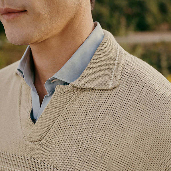 La chemise et un chandail estival sont le complément parfait pour la terrasse