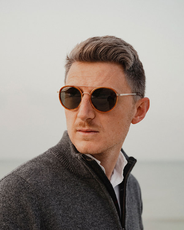Lunettes de soleil Serengeti portées par le photographe Jack Harding