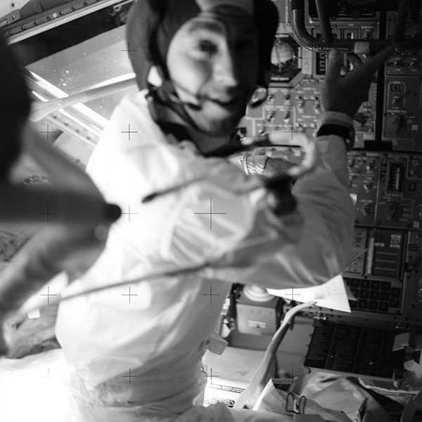 Astronaute-James-Lovell-à-son-poste-dans-le-module-lunaire