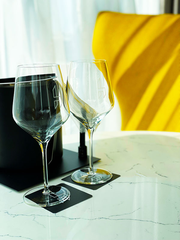 Humaniti-Hotel-Montréal---Room---Wine-glasses