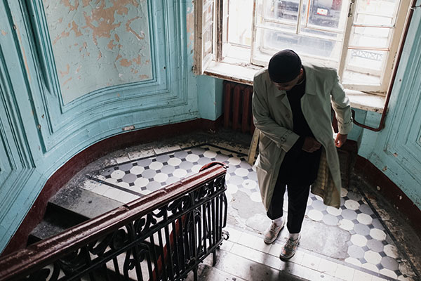 Men's-Trench-Coat---Stairs---Pexels--Cottonbro-Studio