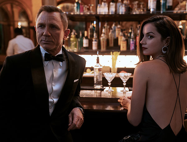 Daniel Craig in the role of James Bond in a Tom Ford tuxedoPhoto : © 2021 DANJAQ, LLC et MGM. All rights reserved.