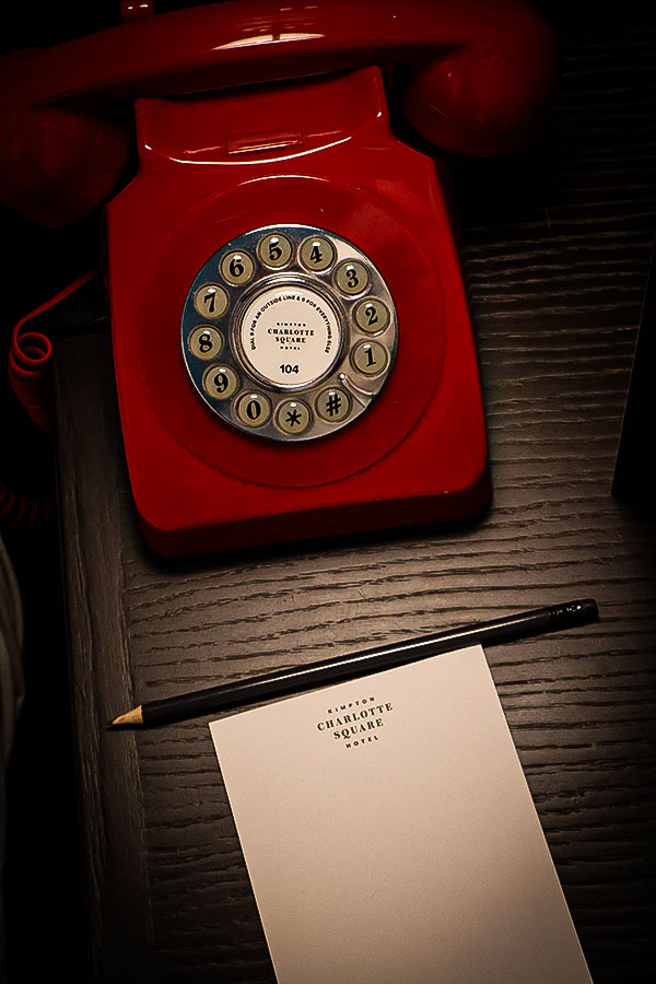 Un téléphone dans une des chambresPhoto : Normand Boulanger | Gentologie