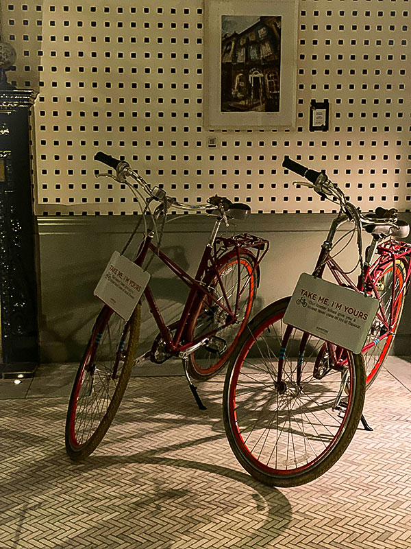 Bicycles are available for getting around Edinburgh.Photo: Normand Boulanger | Gentologie