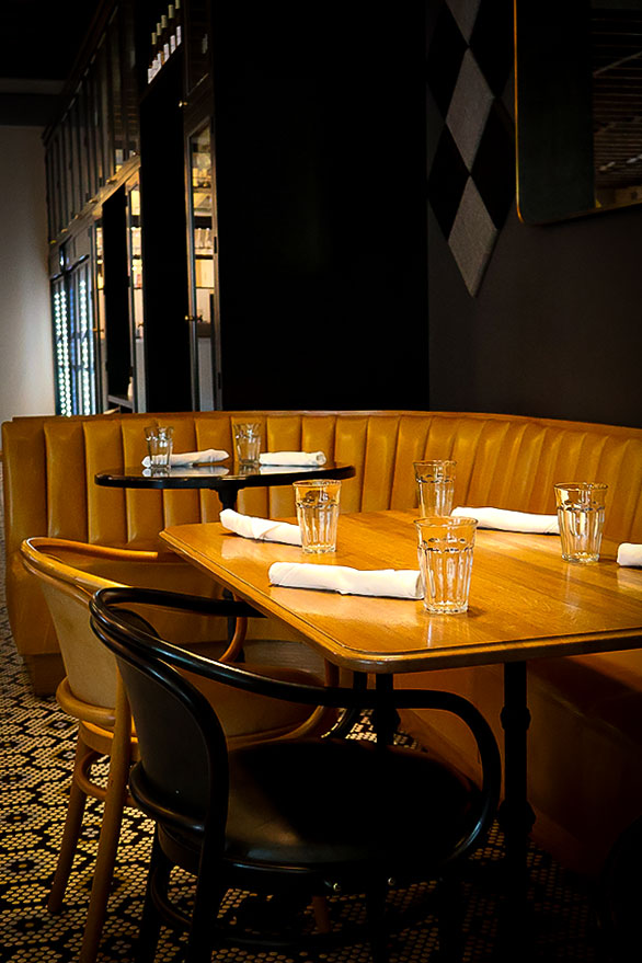 Une des magnifiques tables du Emporium, restaurant du The Elizabeth HotelPhoto : Normand Boulanger | Gentologie