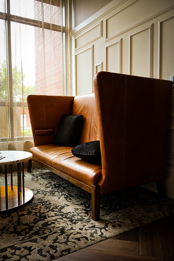 Un divan est savamment placé dans le hallPhoto : Normand Boulanger | Gentologie