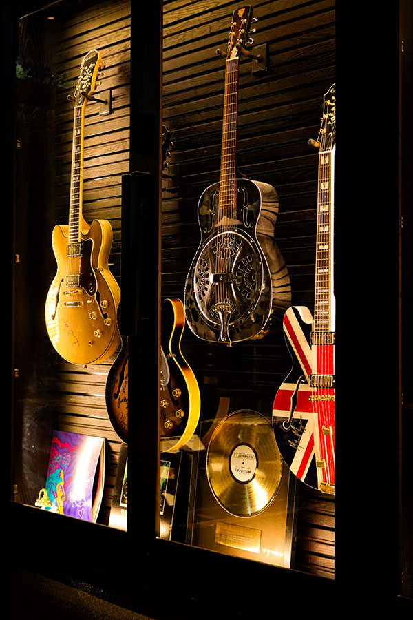Des guitares sont à la disposition des invitésPhoto : Normand Boulanger | Gentologie