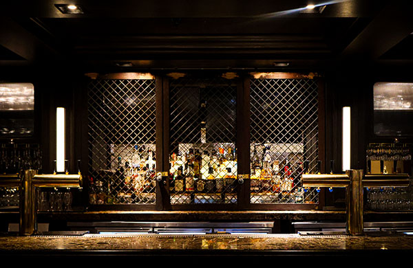 The Blacktail bar at Pomeroy Kananaskis Mountain LodgePhoto: Normand Boulanger | Gentologie