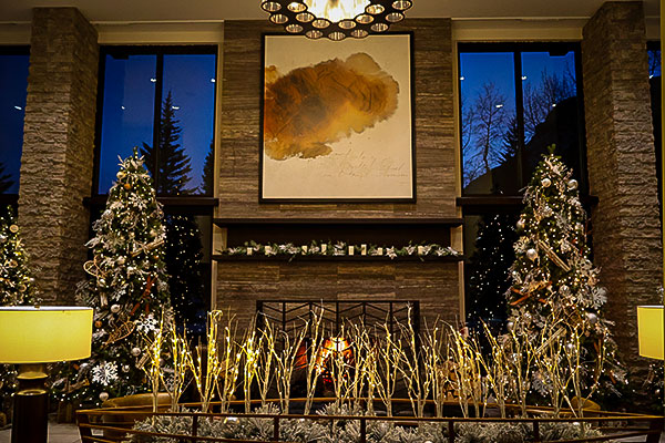 The fireplace in the lobby on a winter's morningPhoto: Normand Boulanger | Gentologie