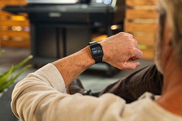Contrôlez votre Traeger à distance avec votre montre Apple Watch ou votre cellulairePhoto : Traeger