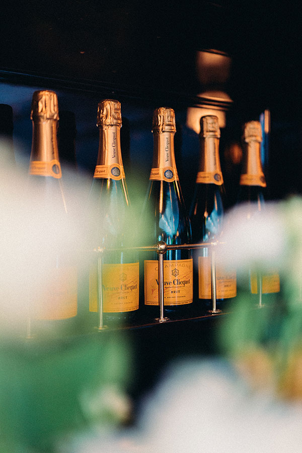 Bouteille de champagne Veuve Clicquot à bord d'un train Belmond