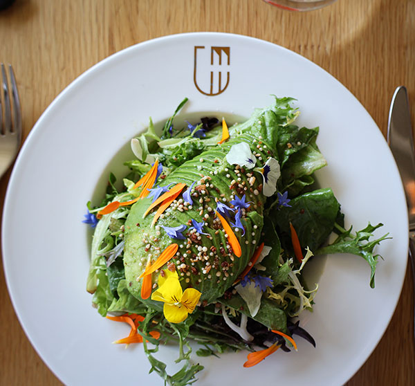 L'Avocat et les Fleurs d'Été, une salade verte vibrante avec une vinaigrette à la Moutarde au Miel faite avec du Miel de Fleurs Sauvages