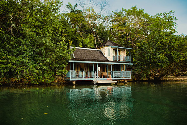 Le Domaine Goldeneye dans la baie d'Oracabessa où réside James Bond dans Mourir peut attendre
