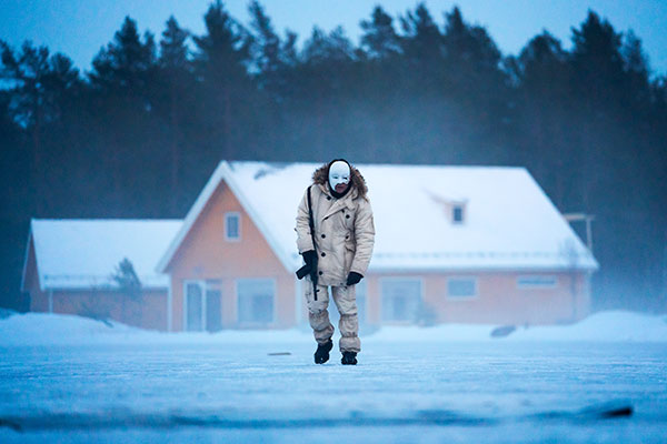 Lyutsifer Safin (Rami Malek) devant le lac Langvann à Hakadal en Norvège dans Mourir peut attendre