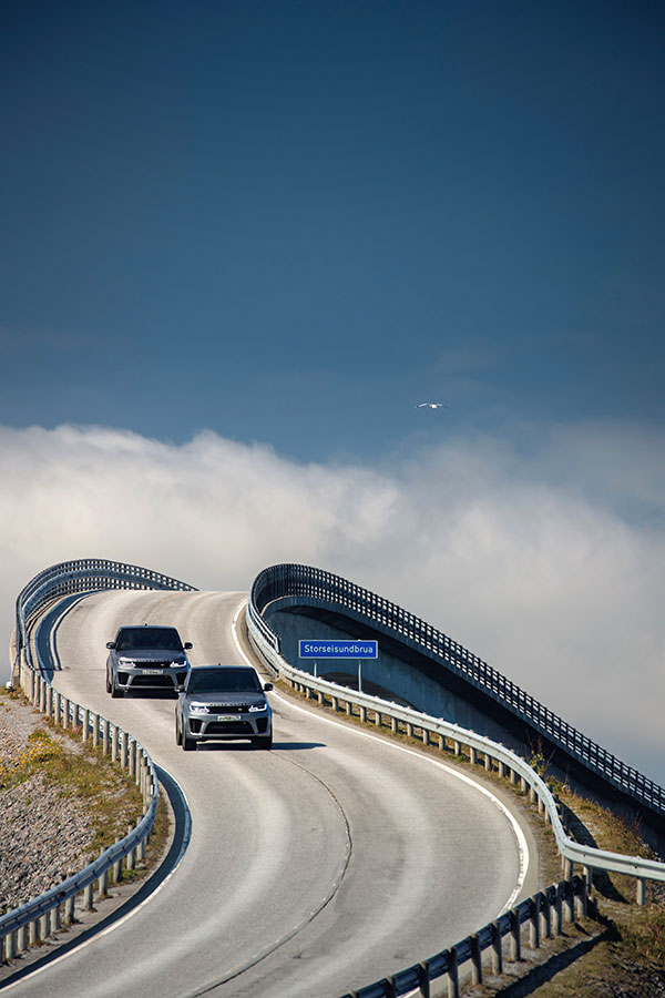 La poursuite en Land Rover sur le Pont Storseisundet en Norvège dans Mourir peut attendre de James Bond