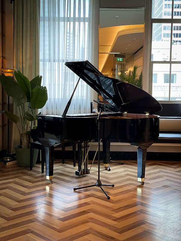 The superb piano between Le French Line Bar and Restaurant Île de France