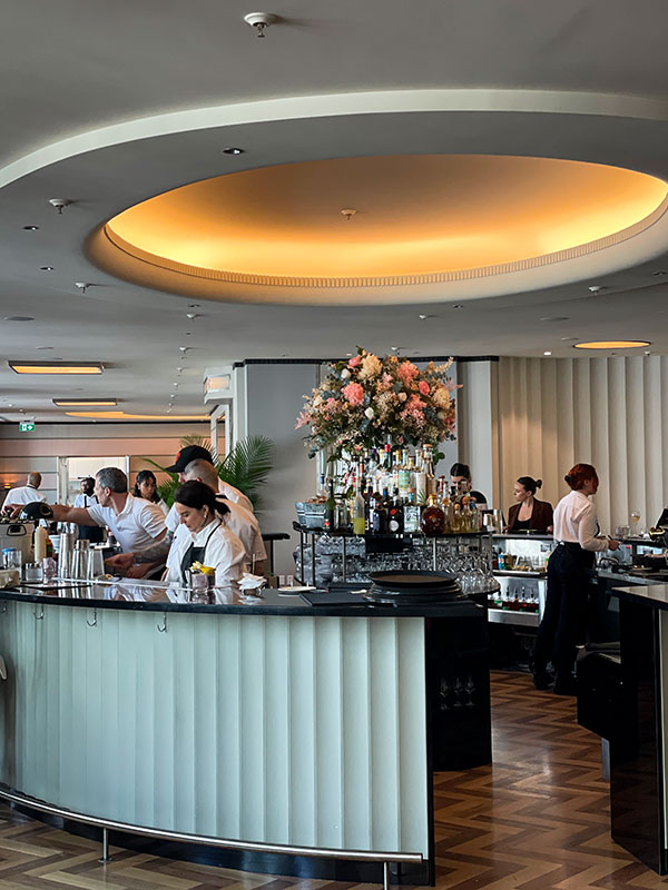 The bar of the Île de France restaurant, where the oysters are prepared