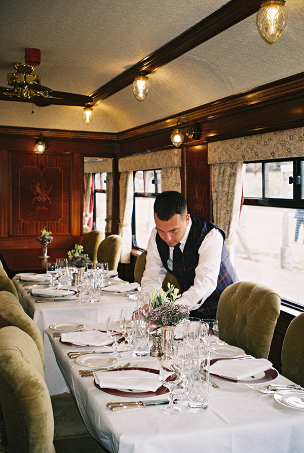 À la table du Royal ScotsmanPhoto : The World form a Window pour Belmond