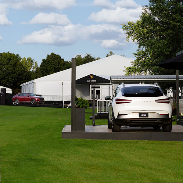 Les GV80 et GV80 Coupé devant le Club Genesis