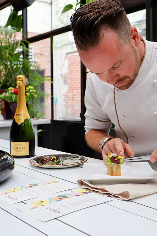 Le chef Olivier Vigneault du Jatoba préparant la bouchée en vedette lors de la KRUG Week 2024