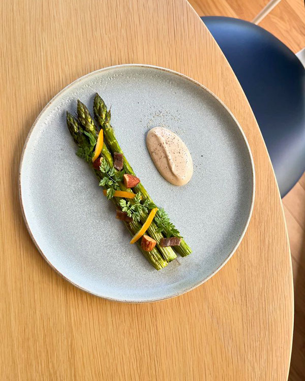 Plat d'asperges du restaurant Sabayon 