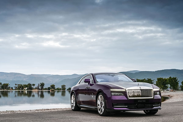 Front view of the Rolls-Royce Spectre