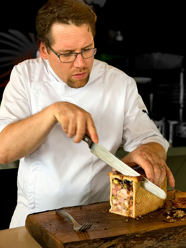 Le Chef Grégory Faye coupant un Pâté-Croûte