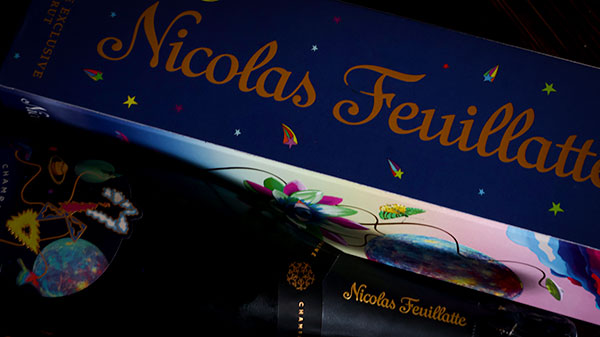 La boîte et la bouteille de la collaboration entre le Champagne Nicolas Feuillatte et MIKA