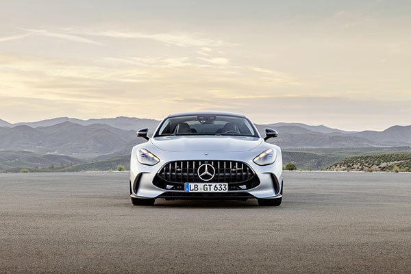 L'avant de la La Mercedes-AMG GT 63 4MATIC+ 2024 est impressionant