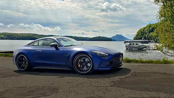 La Mercedes-AMG GT 63 4MATIC+ 2024 sur le bord du Lac Massawippi