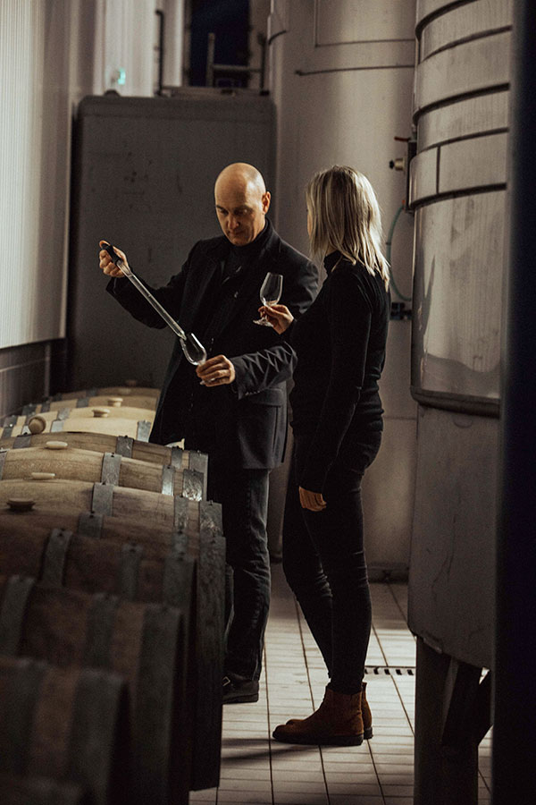 Bertrand Lhôpital, chef de cave et Aurore Guerlesquin, assistante cheffe de cave dégustent de la barrique à la Maison de champagne Telmont